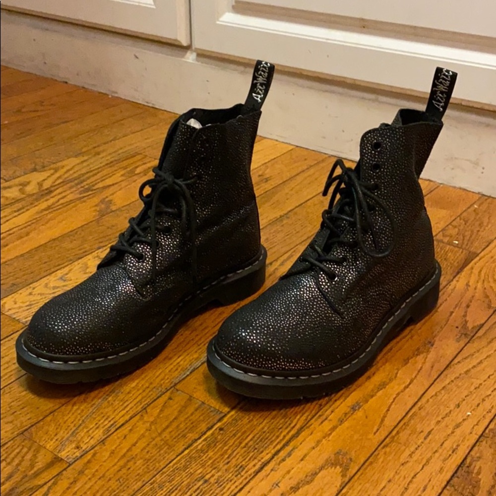 Dr. Marten - Black Metallic Pebble